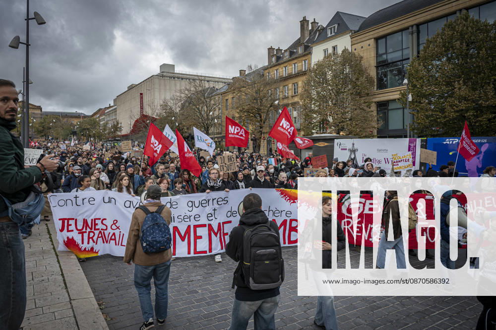 Lorraine, Metz: Once again, several hundred people are demonstrating in Metz, France, on Saturday—students, university students, labor unions, and Yellow Vests gathered at the Place de la République. From there, they marched through the city center to the Centre Pompidou Metz. Escorted by a heavy police presence, the demonstration proceeded peacefull Protest241026001