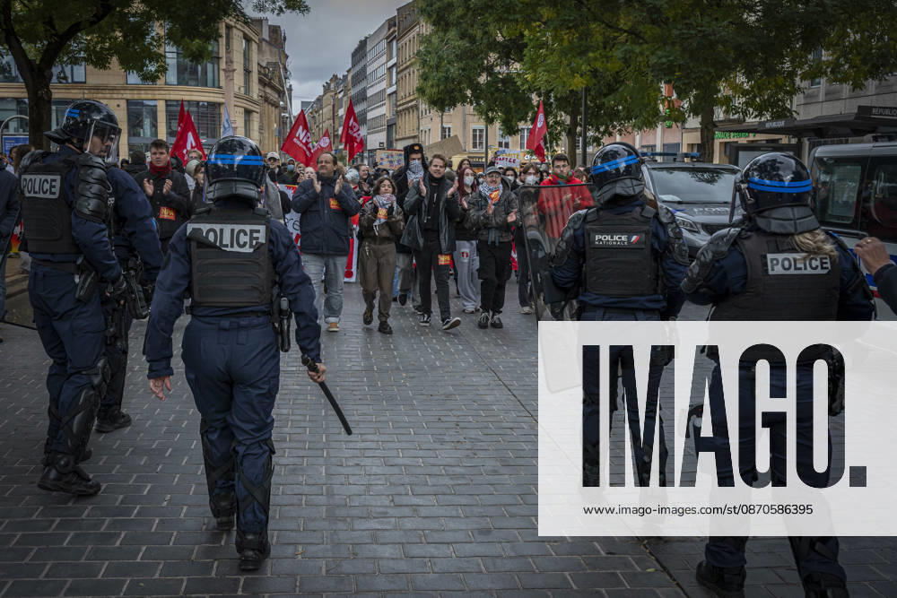 Lorraine, Metz: Once again, several hundred people are demonstrating in Metz, France, on Saturday—students, university students, labor unions, and Yellow Vests gathered at the Place de la République. From there, they marched through the city center to the Centre Pompidou Metz. Escorted by a heavy police presence, the demonstration proceeded peacefull Protest241026001