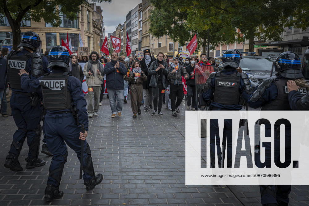 Lorraine, Metz: Once again, several hundred people are demonstrating in Metz, France, on Saturday—students, university students, labor unions, and Yellow Vests gathered at the Place de la République. From there, they marched through the city center to the Centre Pompidou Metz. Escorted by a heavy police presence, the demonstration proceeded peacefull Protest241026001