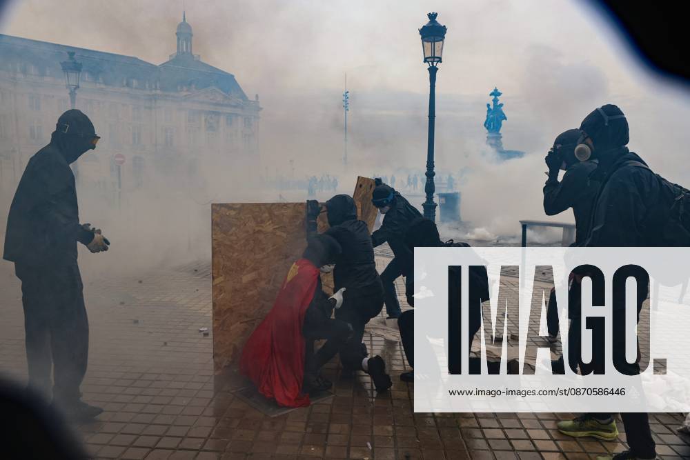 Social Movement: Protest in Bordeaux on October 24, 2026 PHOTOPQR SUD OUEST Fabien COTTEREAU Fabcot33 Bordeaux October 24, 2026 Protest in Bordeaux on October 24, 2026 Mobilization on October 2October 4: Approximately 15,000 protesters in Bordeaux; clashes broke out at the end of the march at Place de la Bourse and along the quays. France, Oct. 24, 2026. Another day of protests this Saturday, and amid fears of renewed violence and looting, restrictions on freedom of movement and assembly have increased, drawing sharp criticism from civil liberties groups. Bordeaux, Gironde, France