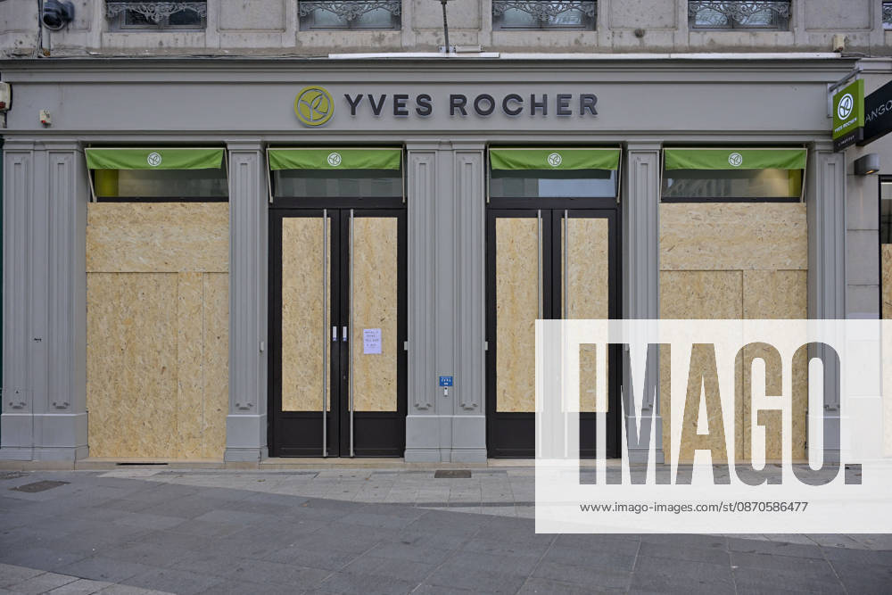 Shops Boarded Up With Wooden Panels - Lyon Shops in Lyon are boarded up with wooden panels ahead the Yellow Vests Protest Act II In Lyon, France on October 24, 2026. Photo by ABACAPRESS.COM Lyon France