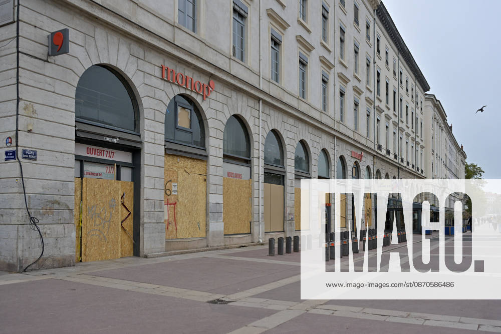 Shops Boarded Up With Wooden Panels - Lyon Shops in Lyon are boarded up with wooden panels ahead the Yellow Vests Protest Act II In Lyon, France on October 24, 2026. Photo by ABACAPRESS.COM Lyon France