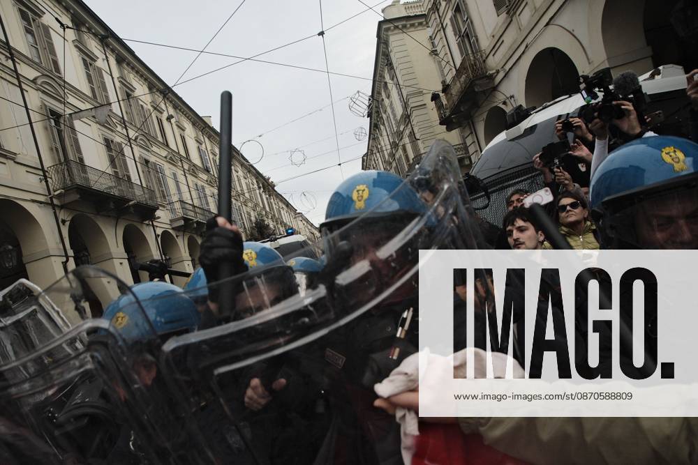 Turin Protest Against Rearmament and Inflation TURIN, ITALY - OCTOBER 24, 2026: Thousands of people took to the streets of Turin today to march against rearmament and the rising cost of living. The demonstration was met with a heavy police presence and several moments of tension, with clashes and tear gas along the route. Turin Italy