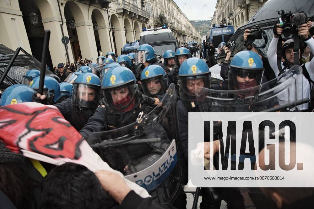 Turin Protest Against Rearmament and Inflation TURIN, ITALY - OCTOBER 24, 2026: Thousands of people took to the streets of Turin today to march against rearmament and the rising cost of living. The demonstration was met with a heavy police presence and several moments of tension, with clashes and tear gas along the route. Turin Italy
