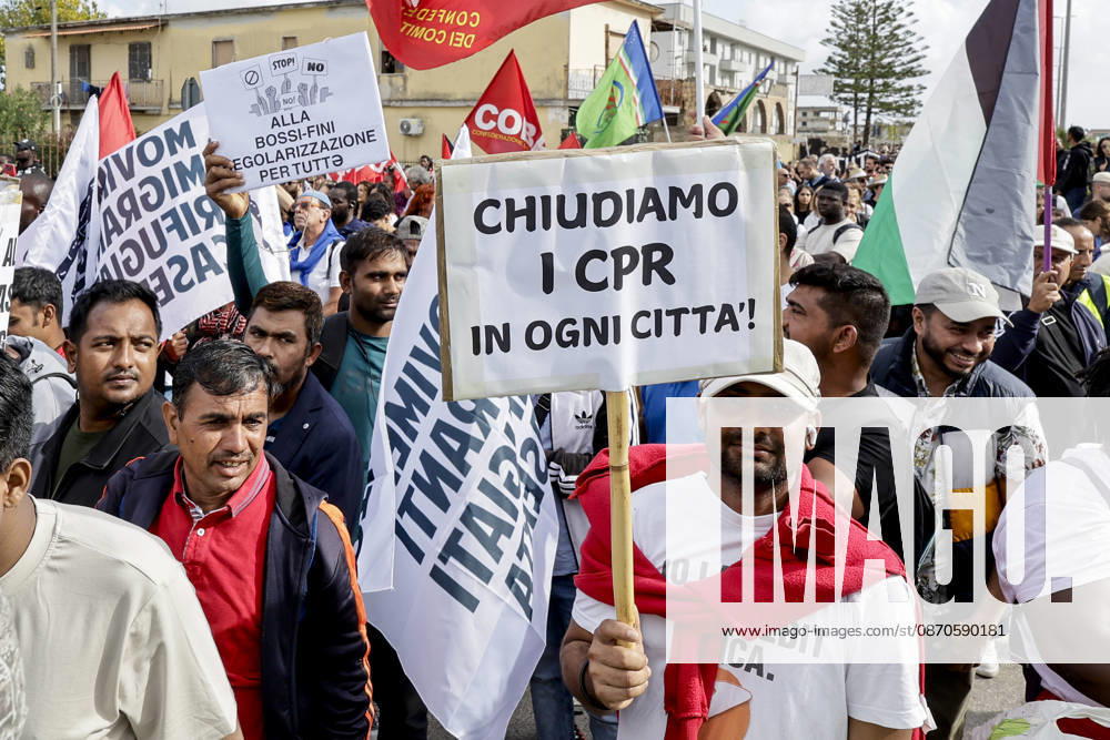 IPA90126127 - Castelvolturno: The church and local institutions led the peaceful march of 10,000 people according to police figures, though organizers claim there were nearly 20,000 participants to protest the opening of the CPRs (centers for repatriation), which are administrative detention facilities.