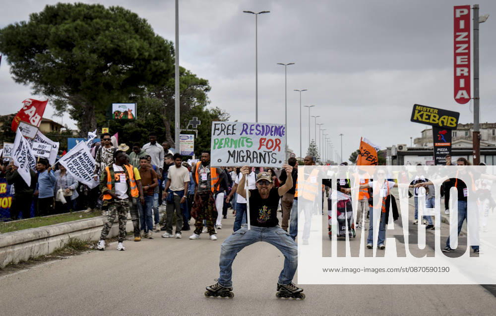 IPA90126145 - Castelvolturno: The church and local institutions led the peaceful march of 10,000 people according to police figures, though organizers claim there were nearly 20,000 participants to protest the opening of the CPRs (centers for repatriation), which are administrative detention facilities.
