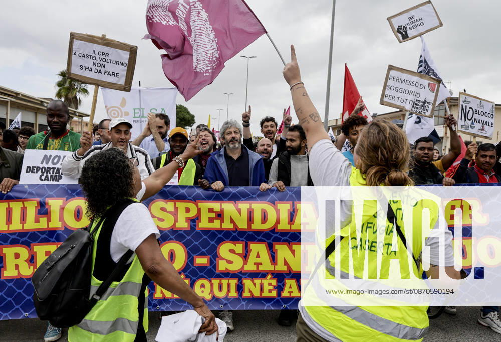 IPA90126149 - Castelvolturno: The church and local institutions led the peaceful march of 10,000 people according to police figures, though organizers claim there were nearly 20,000 participants to protest the opening of the CPRs (centers for repatriation), which are administrative detention facilities.