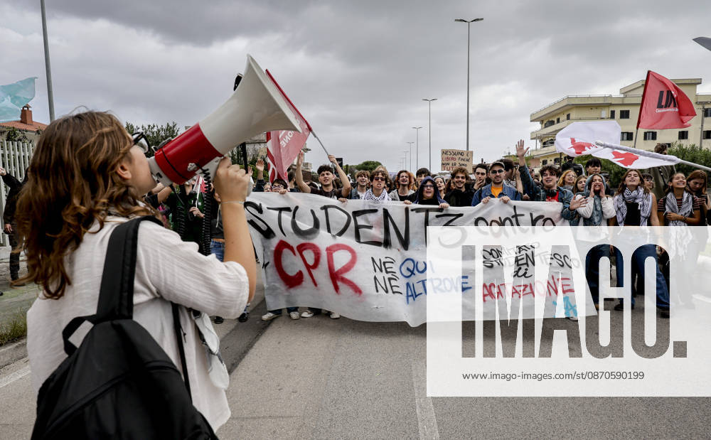 IPA90126154 - Castelvolturno: The church and local institutions led the peaceful march of 10,000 people according to police figures, though organizers claim there were nearly 20,000 participants to protest the opening of the CPRs (centers for repatriation), which are administrative detention facilities.