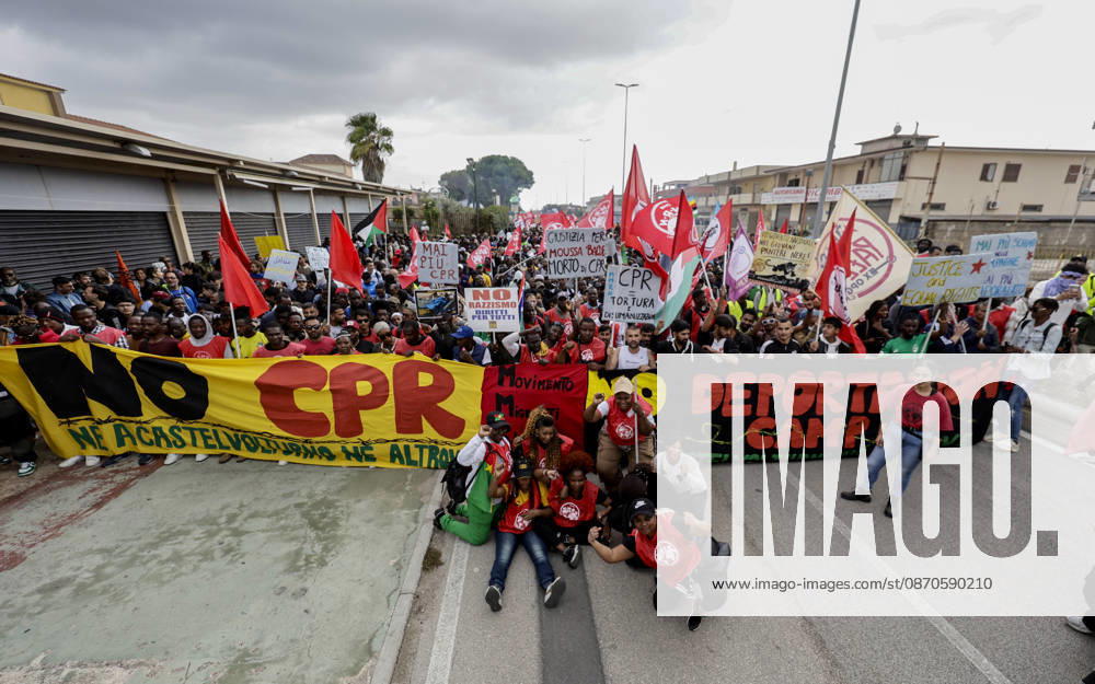 IPA90126159 - Castelvolturno: The church and local institutions led the peaceful march of 10,000 people according to police figures, though organizers claim there were nearly 20,000 participants to protest the opening of the CPRs (centers for repatriation), which are administrative detention facilities.
