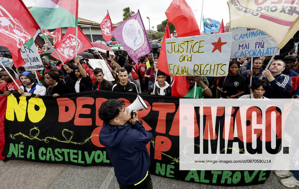 IPA90126161 - Castelvolturno: The church and local institutions led the peaceful march of 10,000 people according to police figures, though organizers claim there were nearly 20,000 participants to protest the opening of the CPRs (centers for repatriation), which are administrative detention facilities.