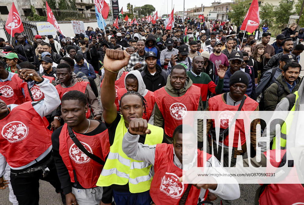 IPA90126168 - Castelvolturno: The church and local institutions led the peaceful march of 10,000 people according to police figures, though organizers claim there were nearly 20,000 participants to protest the opening of the CPR (centers for repatriation), which are administrative detention facilities.