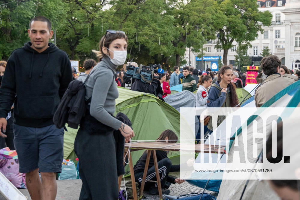Demonstrators take part in a protest organized by the Acampada de Lisboa housing movement, demanding affordable housing, limits on rising rents and an end to property speculation. The march takes place in central Lisbon, from Marques de Pombal to Rossio Square, following recent police removal of protest tents and the detention of 55 demonstrators during housing protests in the Portuguese capital. Lisbon Portugal - ZUMAr238 20261024_zip_r238_065