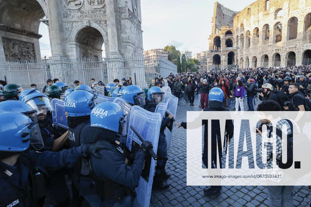 Demonstration against the Italian government in Rome ROME, ITALY, OCTOBER 24: Anti-riot police officers face demonstrators in front of the Colosseum during a protest against the Italian government in Rome, Italy, on October 24, 2026. Riccardo De Luca Anadolu Rome Italy. Editorial use only. Please get in touch for any other usage.