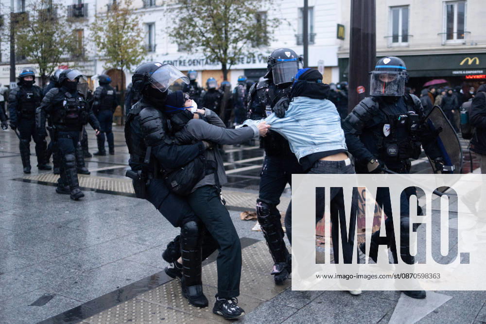 Yellow Vests Protest Act II - Paris RL Police forces arrest a protester by doing a choke valve (clé d’étranglement) at the porte de Vincennes at the end of a demonstration in favor of purchasing power, the protection of public services, and fiscal and social justice, in Paris on October 24, 2026 as part of a nationwide call for mobilisation and protest bringing together former members of the Yellow Vest movement, labor unions, high school and university students. Photo by Raphael Lafargue ABACAPRESS.COM Paris France