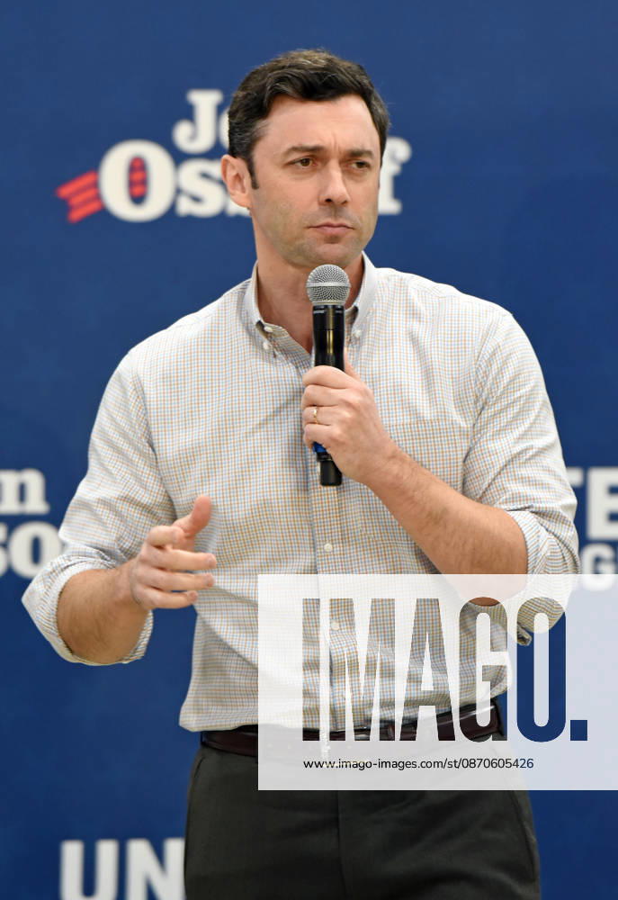 Jon Ossoff at Knock Doors in Atlanta, Georgia. November 24, 2026 Atlanta USA - ZUMAs380 20261024_zep_s380_001