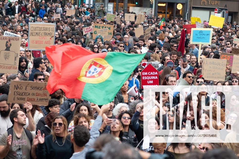 Pro-housing protest in Porto. Porto (Portugal), October 24, 2026 - Protest Politics Crisis Housing - Demonstrators take to the streets in Porto to demand better living and housing conditions from the government on Saturday, October 24, 2026.(Foto: Andre Ribeiro Thenews2 imago images) Pro-housing protest in Porto.
