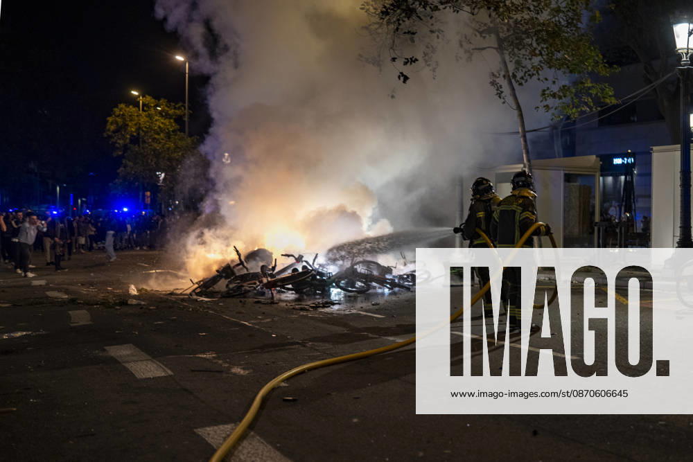 Police intervene during protest in Barcelona BARCELONA, SPAIN - OCTOBER 24: A youth protest organized through social media escalated into clashes with police, burning barricades and looting in central Barcelona, on October 24, 2026. Around 100 people, including 27 minors, were arrested after groups threw objects at police, set fire to rubbish containers and damaged shops around Placa de Catalunya, La Rambla and Ronda Universitat. Catalan President Salvador Illa condemned the violence and said those responsible would face consequences. Lorena Sopena Lopez Anadolu Barcelona Spain. Editorial use only. Please get in touch for any other usage.