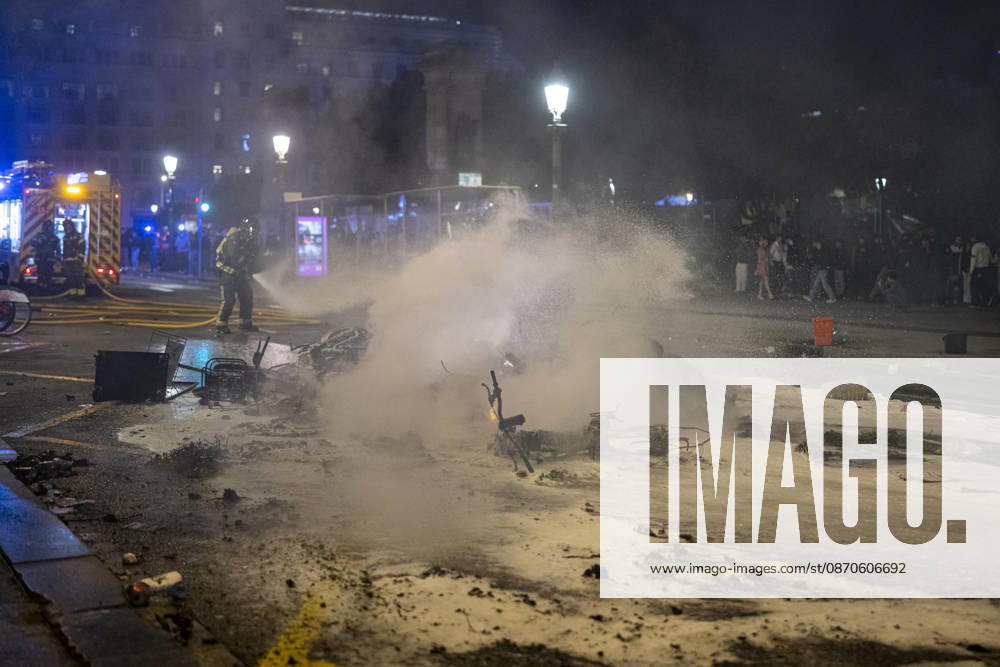Police intervene during protest in Barcelona BARCELONA, SPAIN - OCTOBER 24: A youth protest organized through social media escalated into clashes with police, burning barricades and looting in central Barcelona, on October 24, 2026. Around 100 people, including 27 minors, were arrested after groups threw objects at police, set fire to rubbish containers and damaged shops around Placa de Catalunya, La Rambla and Ronda Universitat. Catalan President Salvador Illa condemned the violence and said those responsible would face consequences. Lorena Sopena Lopez Anadolu Barcelona Spain. Editorial use only. Please get in touch for any other usage.