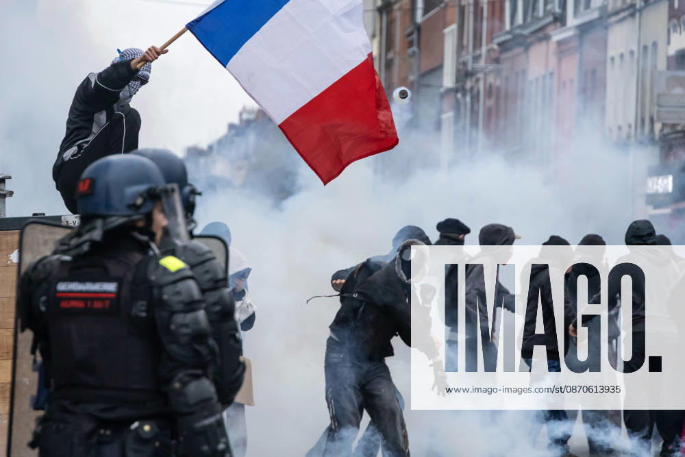 (261024) -- LILLE, Oct. 24, 2026 -- Protesters are seen in Lille, France, Oct. 24, 2026. Around 410,000 people took part in a new round of protests across France on Saturday, French news channel BFM TV reported, citing the Interior Ministry. (Photo by Xinhua) FRANCE-LILLE-PROTEST SebastienxCourdji