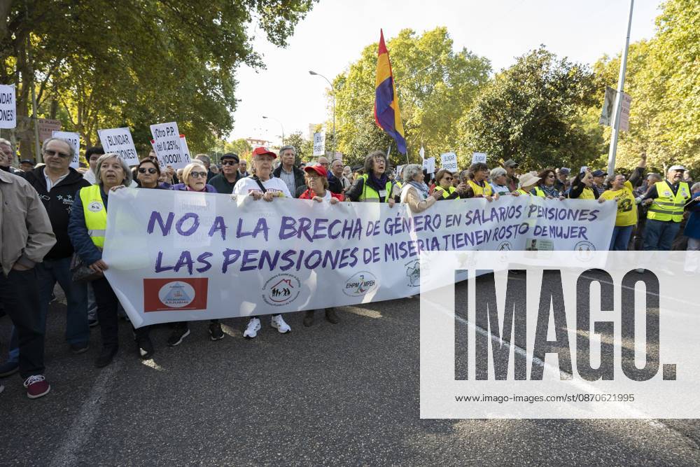 Demonstration In Support Of State Pensions And Housing in Madrid, Spain - 24 Oct 2026 Several people carrying signs in favor of public pensions take part in a demonstration supporting the public pension system and access to housing in Madrid, Spain. Madrid Spain