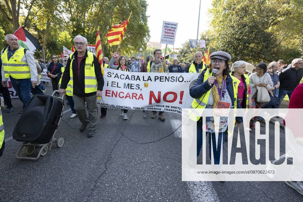 Demonstration In Support Of State Pensions And Housing in Madrid, Spain - 24 Oct 2026 Several people carrying signs in favor of public pensions take part in a demonstration supporting the public pension system and access to housing in Madrid, Spain. Madrid Spain