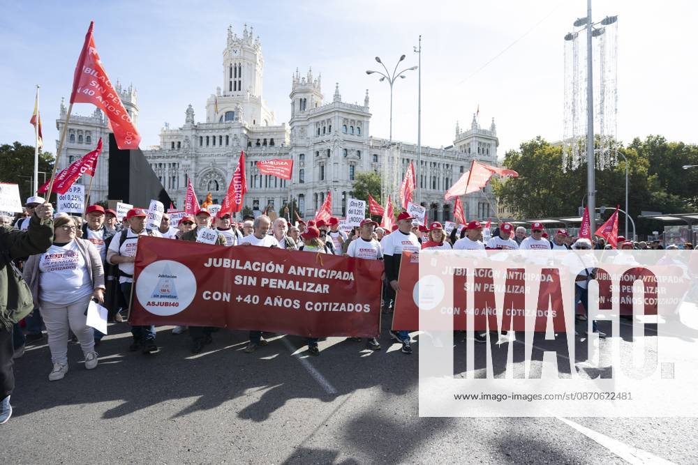 Demonstration In Support Of State Pensions And Housing in Madrid, Spain - 24 Oct 2026 Several people carrying signs in favor of public pensions take part in a demonstration supporting the public pension system and access to housing in Madrid, Spain. Madrid Spain