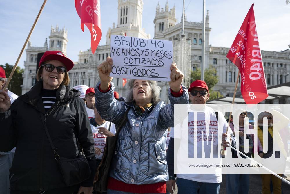 Demonstration In Support Of State Pensions And Housing in Madrid, Spain - 24 Oct 2026 Several people carrying signs in favor of public pensions take part in a demonstration supporting the public pension system and access to housing in Madrid, Spain. Madrid Spain