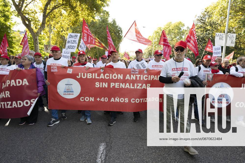 Demonstration In Support Of State Pensions And Housing in Madrid, Spain - 24 Oct 2026 Several people carrying signs in favor of public pensions take part in a demonstration supporting the public pension system and access to housing in Madrid, Spain. Madrid Spain