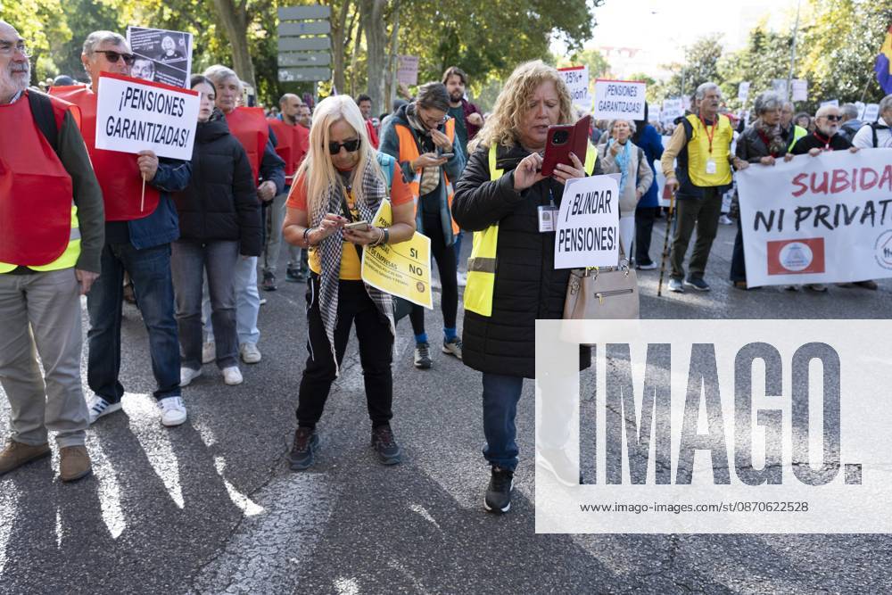 Demonstration In Support Of State Pensions And Housing in Madrid, Spain - 24 Oct 2026 Several people carrying signs in favor of public pensions take part in a demonstration supporting the public pension system and access to housing in Madrid, Spain. Madrid Spain