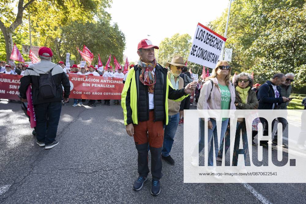 Demonstration In Support Of State Pensions And Housing in Madrid, Spain - 24 Oct 2026 Several people carrying signs in favor of public pensions take part in a demonstration supporting the public pension system and access to housing in Madrid, Spain. Madrid Spain