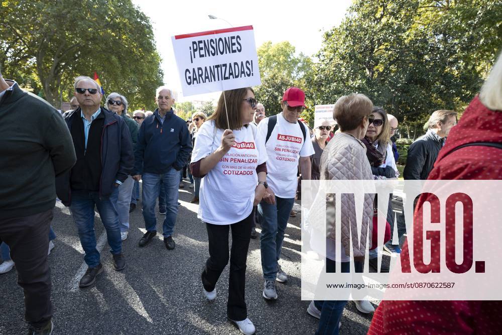 Demonstration In Support Of State Pensions And Housing in Madrid, Spain - 24 Oct 2026 Several people carrying signs in favor of public pensions take part in a demonstration supporting the public pension system and access to housing in Madrid, Spain. Madrid Spain
