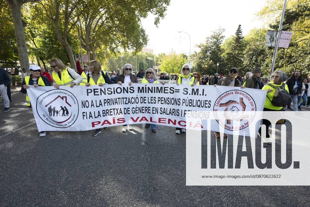 Demonstration In Support Of State Pensions And Housing in Madrid, Spain - 24 Oct 2026 Several people carrying signs in favor of public pensions take part in a demonstration supporting the public pension system and access to housing in Madrid, Spain. Madrid Spain