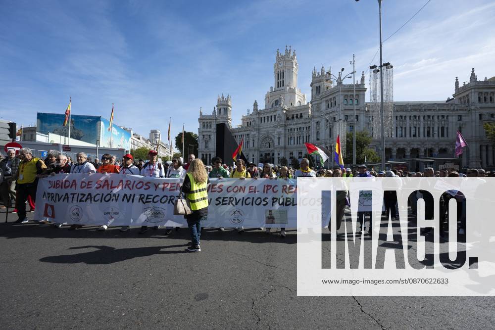 Demonstration In Support Of State Pensions And Housing in Madrid, Spain - 24 Oct 2026 Several people carrying signs in favor of public pensions take part in a demonstration supporting the public pension system and access to housing in Madrid, Spain. Madrid Spain