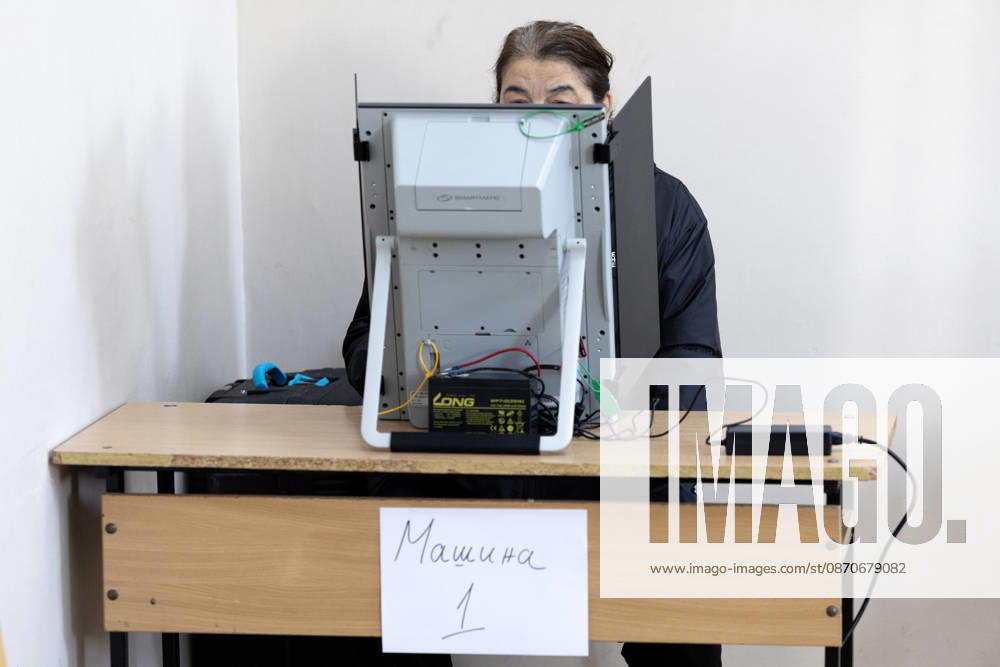Presidential elections in Bulgaria SOFIA, BULGARIA - OCTOBER 25: A woman casts her ballot at a polling station during Bulgaria s presidential election in Sofia, Bulgaria, on October 25, 2026. A total of 27 presidential and vice-presidential candidate pairs are participating in the election. Hristo Vladev Anadolu Sofia Bulgaria. Editorial use only. Please get in touch for any other usage.