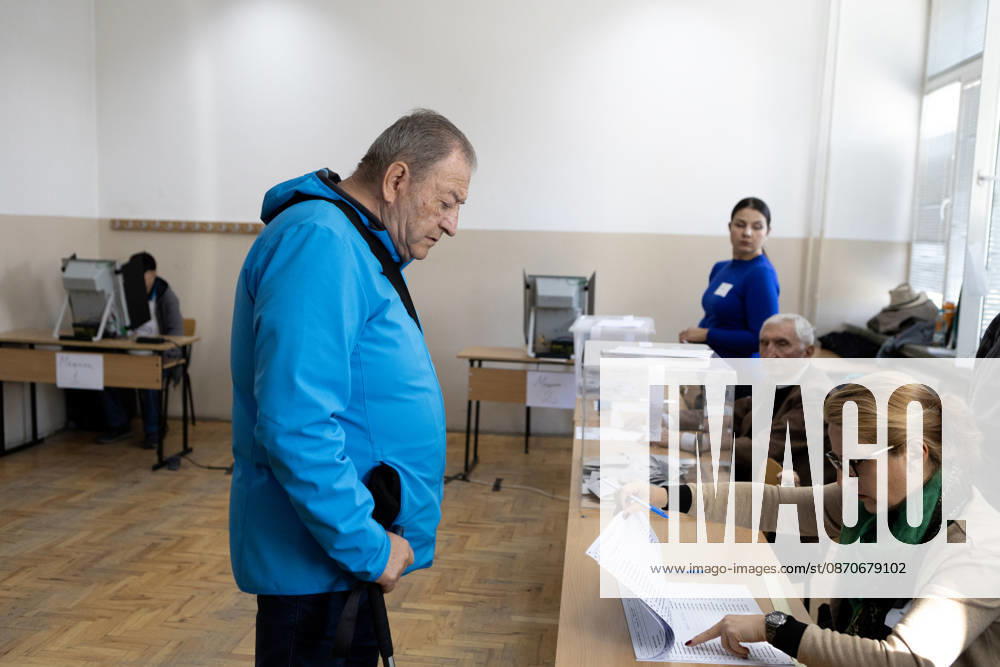 Presidential elections in Bulgaria SOFIA, BULGARIA - OCTOBER 25: Voters cast their ballots at a polling station during Bulgaria s presidential election in Sofia, Bulgaria, on October 25, 2026. A total of 27 presidential and vice-presidential candidate pairs are participating in the election. Hristo Vladev Anadolu Sofia Bulgaria. Editorial use only. Please get in touch for any other usage.