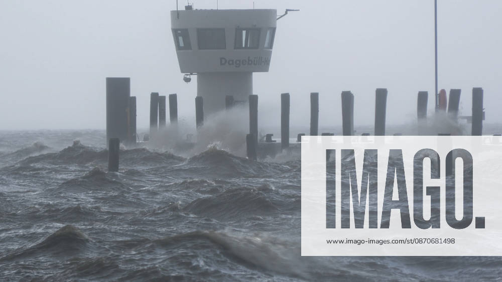 Storm Manja is over northern Germany and showing its power. With hurricane-force gusts, it is hitting the North Sea coast particularly hard. Many travelers w