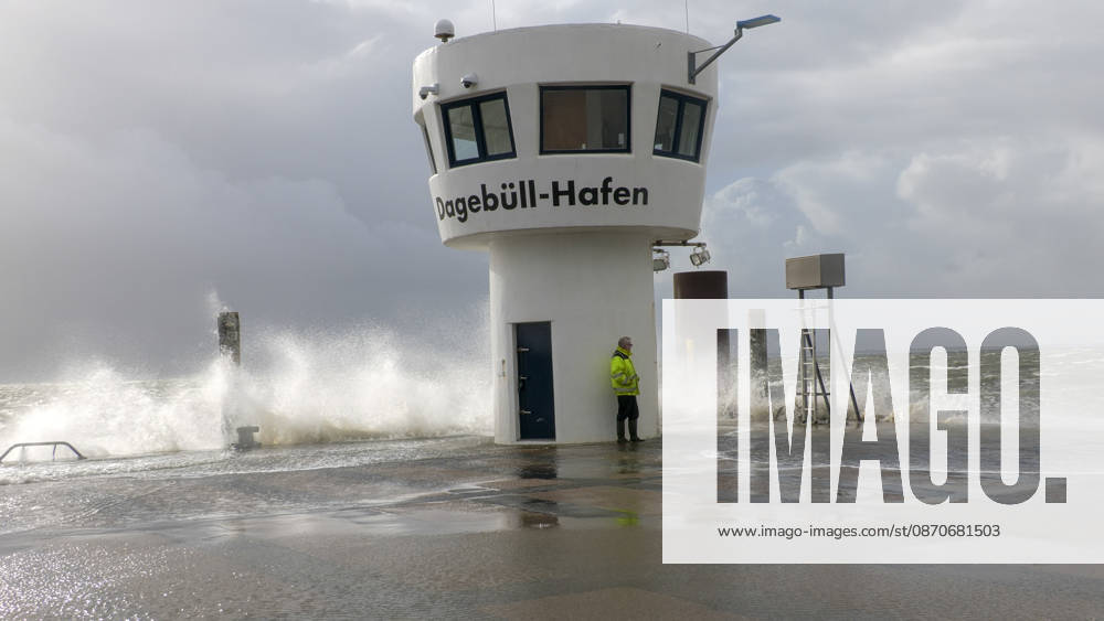 Storm Manja is over northern Germany and showing its power. With hurricane-force gusts, it is hitting the North Sea coast particularly hard. Many travelers w