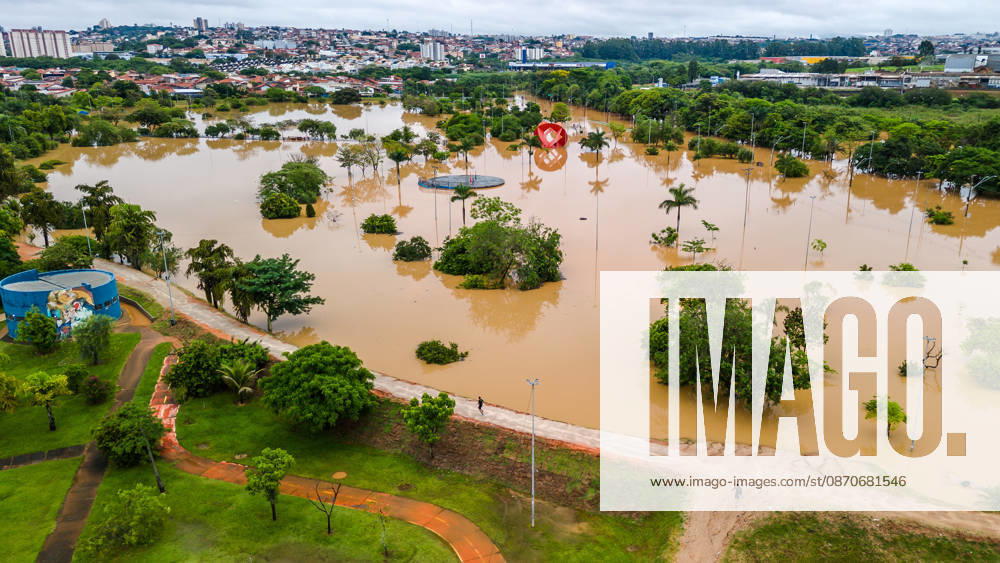SOROCABA, SP - 25.10.2026: CHUVAS EM SOROCABA SP - Heavy rains recorded during the early hours of this Sunday (25) caused the Sorocaba River to overflow and flood several streets in Sorocaba (SP). In the last 12 hours, the accumulated rainfall in the city reached 84 millimeters. The forecast indicates that more rain is expected throughout the afternoon, election day. The photo shows images of Parque das Águas flooded this morning. x3038273x CaduxRolim