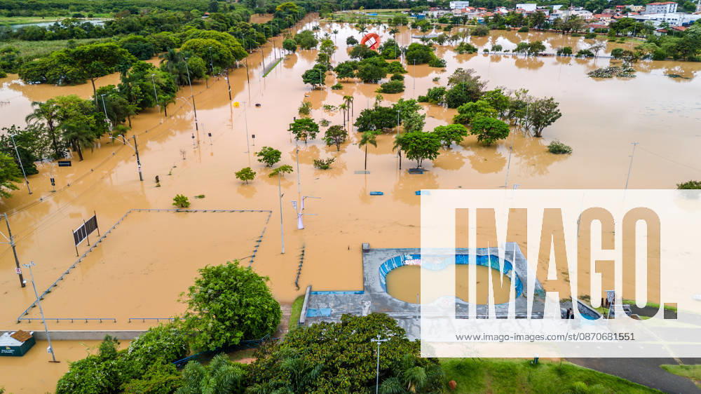 SOROCABA, SP - 25.10.2026: CHUVAS EM SOROCABA SP - Heavy rains recorded during the early hours of this Sunday (25) caused the Sorocaba River to overflow and flood several streets in Sorocaba (SP). In the last 12 hours, the accumulated rainfall in the city reached 84 millimeters. The forecast indicates that more rain is expected throughout the afternoon, election day. The photo shows images of Parque das Águas flooded this morning. x3038271x CaduxRolim