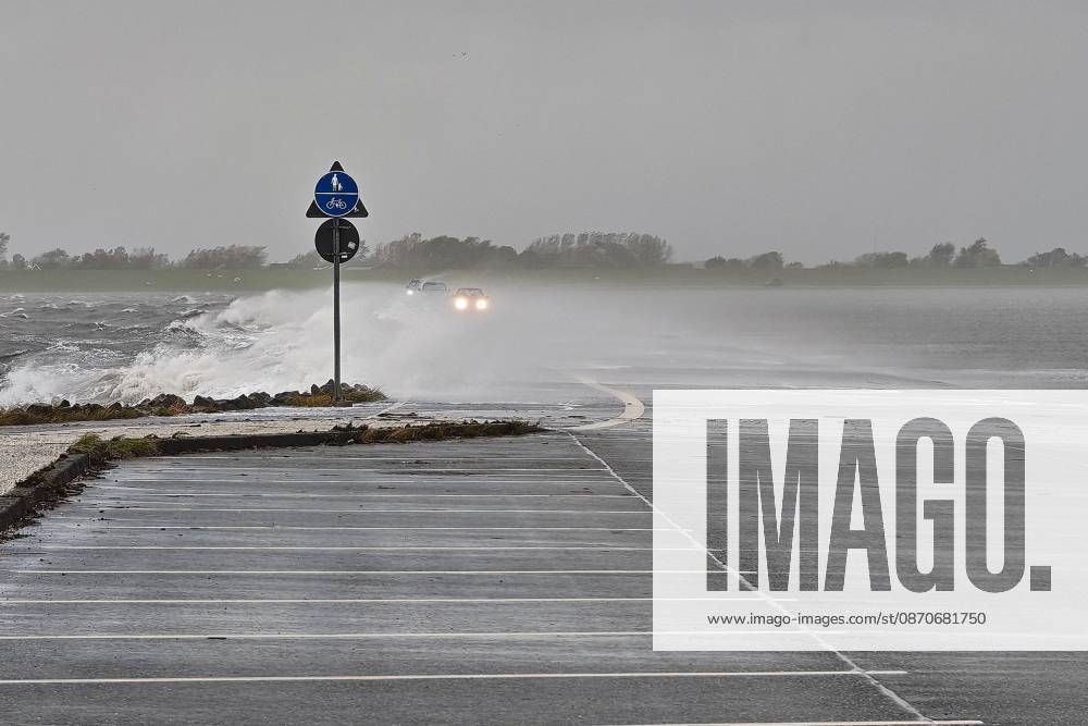 Pellworm, Schleswig-Holstein, Germany, October 25, 2026: A storm on the North Sea; cars drive across the causeway to the deep-water pier