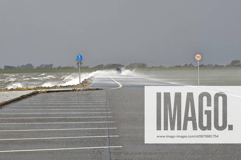 Pellworm, Schleswig-Holstein, Germany, October 25, 2026: A storm on the North Sea; cars drive across the causeway to the deep-water pier