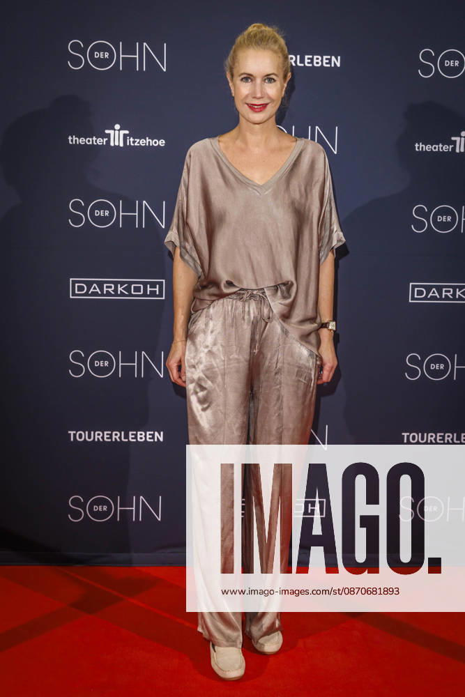MMM DER SOHN Actress Dorothea Schenck on the red carpet at the theater premiere of *Der Sohn* TOURERLEBEN theater production at the Theater Itzehoe on October 24, 2026, in Schleswig-Holstein, Germany