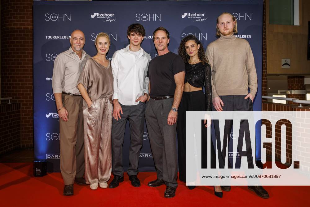 MMM DER SOHN Ensemble, Holger Hauer, Dorothea Schenck, Quentin Lopes, Matthias Schloo, Nadine Menz, and Paul Radke on the red carpet at the theater premiere of *Der Sohn* (TOURERLEBEN Theater Production) at the Theater Itzehoe on October 24, 2026, in Schleswig-Holstein, Germany