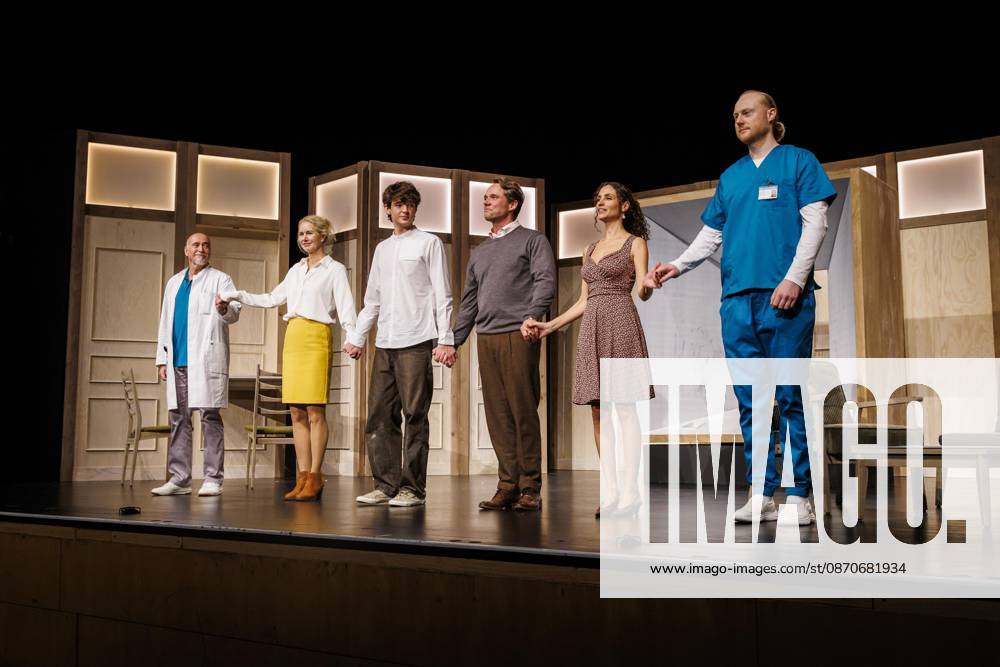 MMM DER SOHN ensemble receiving a standing ovation, Paul Radke, Nadine Menz, Matthias Schloo, Quentin Lopes, Dorothea Schenck, and Holger Hauer (L to R) on stage at the theater premiere of *Der Sohn* (TOURERLEBEN Theater Production) at the Theater Itzehoe on October 24, 2026, in Schleswig-Holstein, Germany