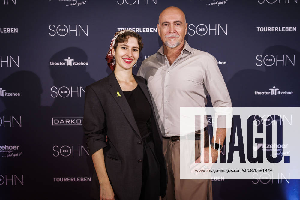 MMM DER SOHN: Assistant Director and actress Anouk Sandrine Brandao and director and actor Holger Haue on the red carpet at the theater premiere of *Der Sohn*, a TOURERLEBEN Theater production, at the Theater Itzehoe on October 24, 2026, in Schleswig-Holstein, Germany