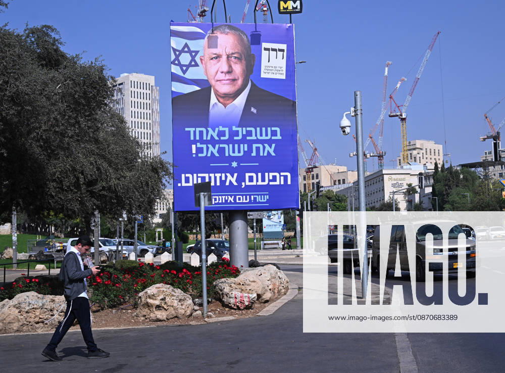 A campaign billboard of Gadi Eisenkot, head of the Yashar Party, stands in Jerusalem on Sunday, October 25, 2026. According to the latest election polls, Gadi Eisenkot s Yashar Party leads Prime Minister Benjamin Netanyahu s Likud Party two days before the election. Israelis will head to the polls on October 27 to vote in the first general election since the Hamas massacre on October 7, 2023. JER2026102513 DEBBIExHILL