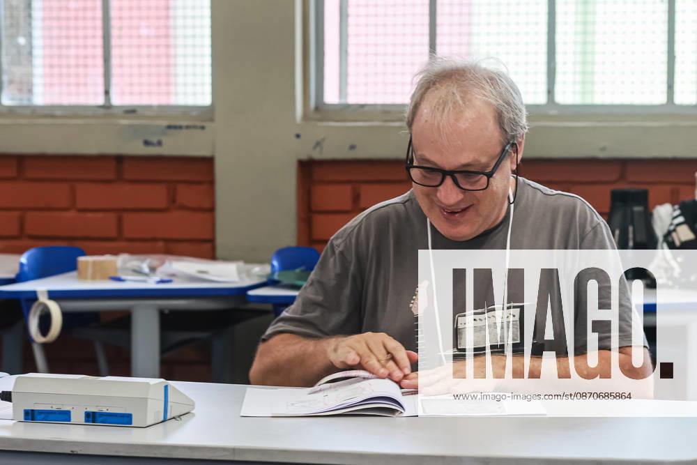 Preparation and organization of a polling station at the Maria Luiza Miranda Bastos State School, in the Planalto neighborhoodâ€located in the northern zone of Belo Horizonte, Minas Geraisâ€for the second round of the 2026 elections, along with the arrival of voters and the casting of ballots this Sunday, October 25, 2026. Belo Horizonte BRAZIL - ZUMAc236 20261025_znp_c236_053