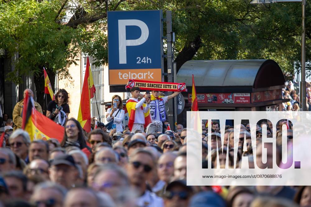 Protesters hold a scarf that reads: Pedro Sanchez, leave now. .Thousands of people in Madrid have rallied in support of the demands made by women from Ceuta known locally as caballas who are calling for a return to normalcy in the autonomous city. Madrid Spain - ZUMAs197 20261025_aaa_s197_119