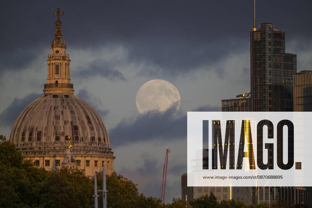 LONDON, UK. The full moon rises behind St Paulâ€⠢s Cathedral and the skyscrapers of the the City of London. This monthâ€⠢s full moon is known as the Hunterâ€⠢s Moon according to the Old Farmersâ€⠢ Almanac, so called because it signalled the time to go hunting in preparation for the cold winter ahead. London UK - ZUMAl94_ 20261025_zaf_l94_001