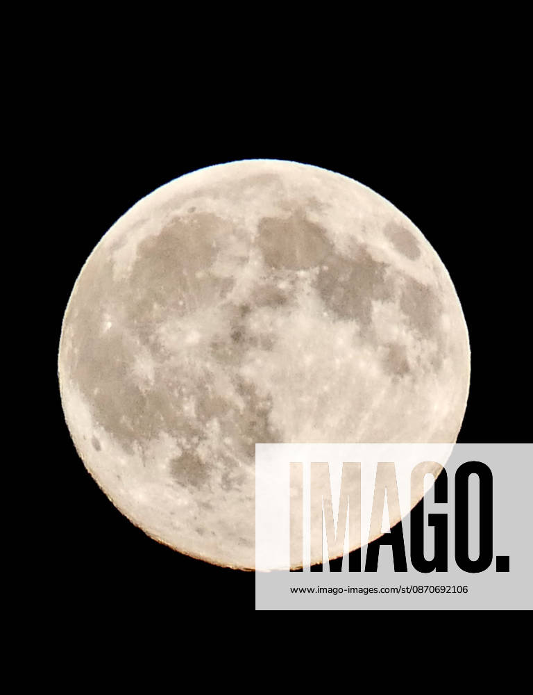 Full Hunters Moon The full Hunters Moon in the evenings sky., Credit:Geoffrey Swaine Geoff Swaine - B4563 Avalon UK, Oxfordshire, Dunsden